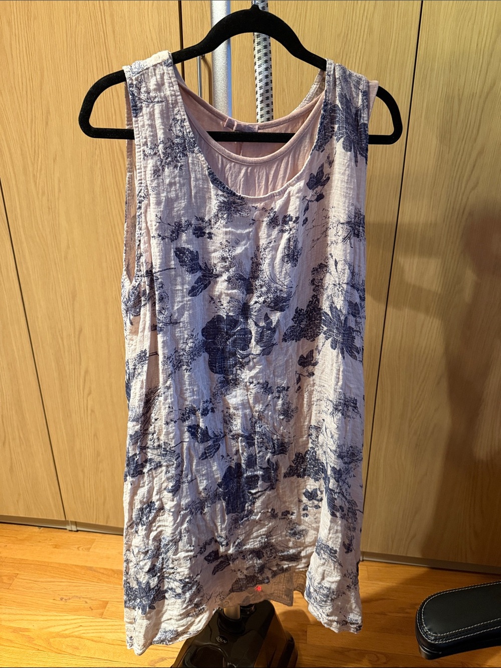 Italian 100% Linen Sleeveless Floral Tank Top - Light Pink with Navy Print